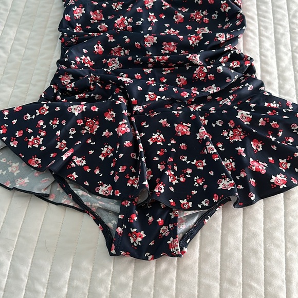 EUC Shaping one piece bathing suit - Picture 3 of 9